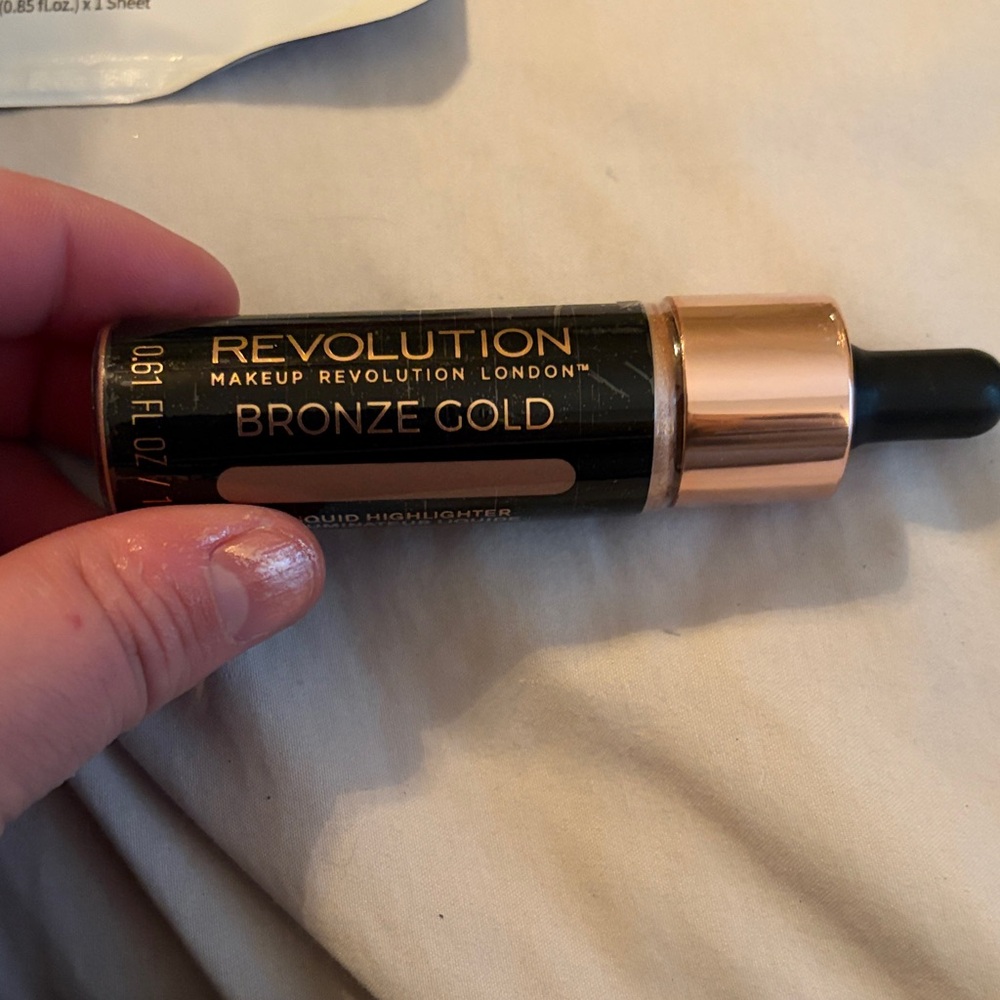 Revolution Bronze‎ Gold Liquid Contour